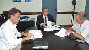 maximino con ciancio y danielle firmando convenio cloacas