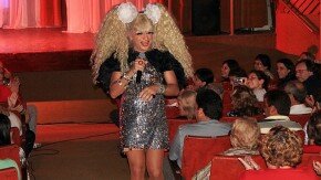 disitnguido mariquena del prado entre el público