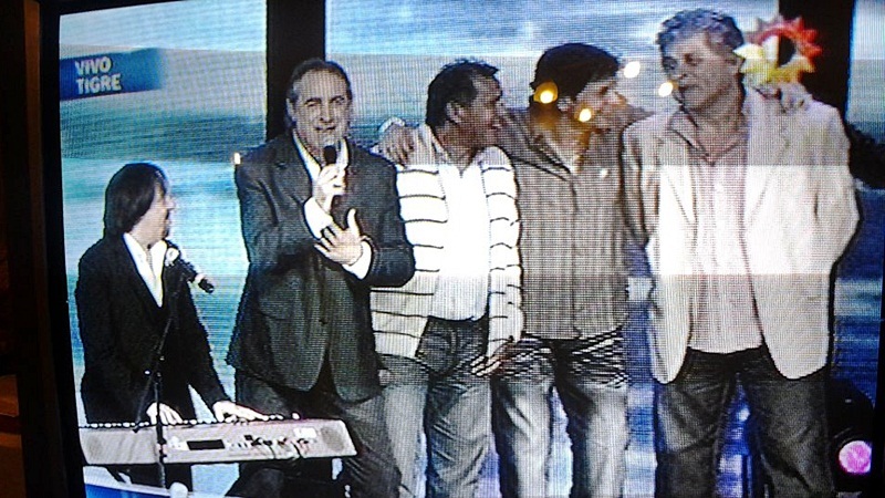 Fernández junto a sus ex compañeros de Racing.