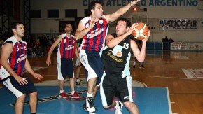 0 PENETRANDO. OMAR ZANOCCO ANTE 3 RIVALES.