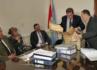 Los ministros Schneider y Cappiello abrieron las ofertas. FOTO Secretaría de Comunicación Social de la Pcia.