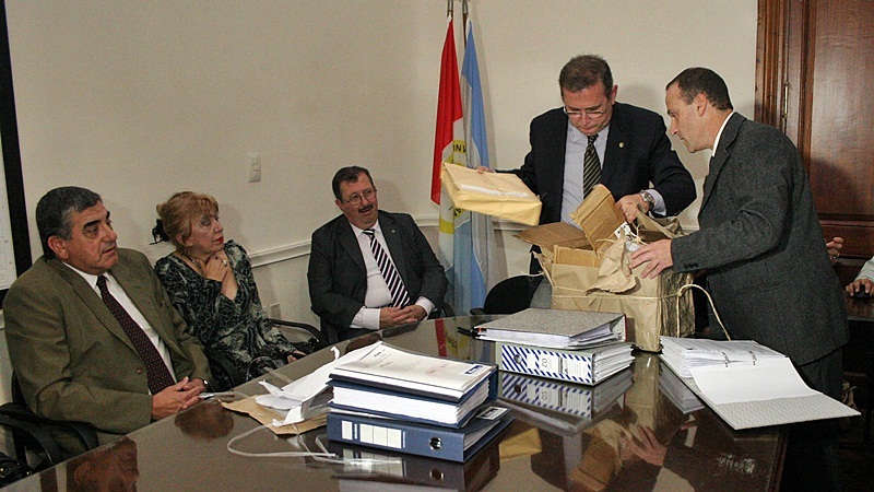 Los ministros Schneider y Cappiello abrieron las ofertas. FOTO Secretaría de Comunicación Social de la Pcia.