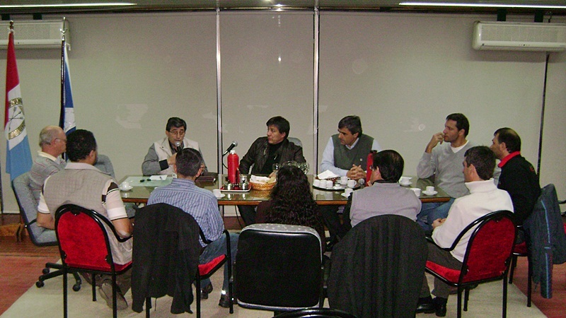 Empresarios y concejales durante la reunión en el recinto. FOTO Prensa y Difusión Concejo Firmat.