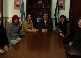 Las artistas fueron recibidas por el intendente y la sub secretaria de Cultura. FOTO Prensa municipal.
