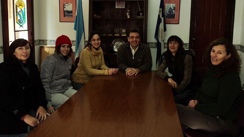 Las artistas fueron recibidas por el intendente y la sub secretaria de Cultura. FOTO Prensa municipal.