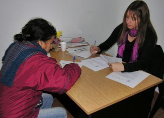 Celeste Miranda entregando uno de los cinco microcréditos.