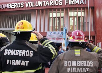 El acto central fue frente al cuartel ubicado en bulevard Colón al 800. FOTO Lisandro Carrobé.