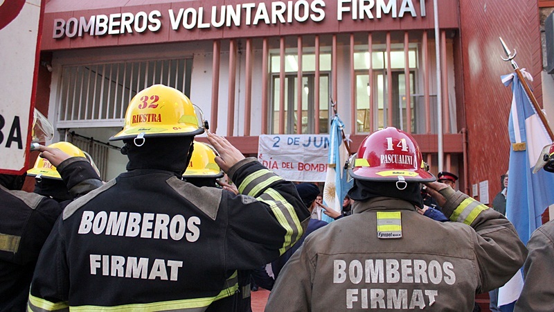El acto central fue frente al cuartel ubicado en bulevard Colón al 800. FOTO Lisandro Carrobé.