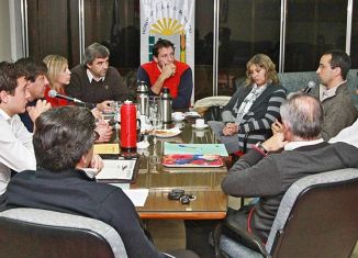 Los concejales durante la reunión con directivos de Firmat Gas. FOTO Lisandro Carrobé.
