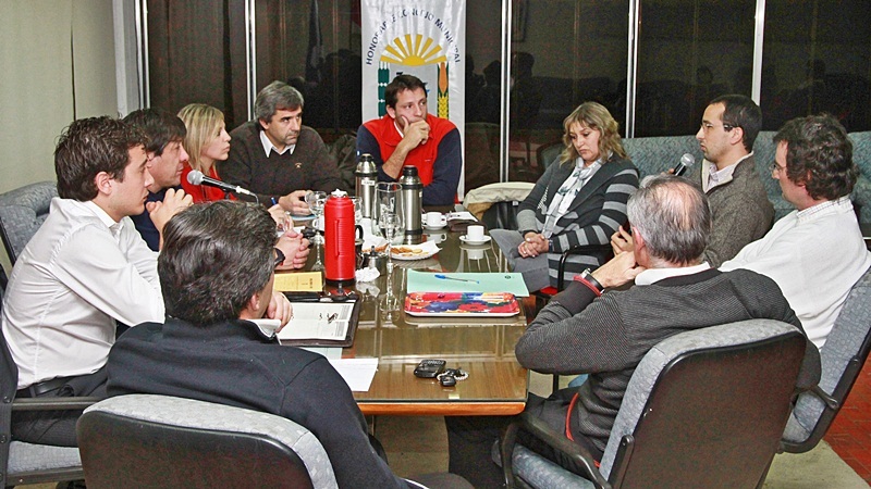 Los concejales durante la reunión con directivos de Firmat Gas. FOTO Lisandro Carrobé.