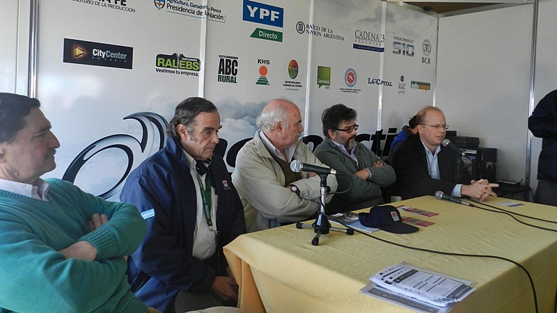 Jozami, Correa Luna, Casamiquela, Monti y Contigiani durante la presentación en Agroactiva. FOTO Secretaría de Comunicación Social de la Pcia.