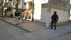 Las TOE en pleno allanamiento de uno de los domicilios.