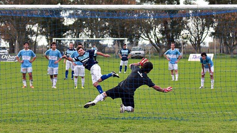 Matías Menna de penal logra el quinto gol de Argentino ante Los Andes. Foto: Lisandro Carrobé.
