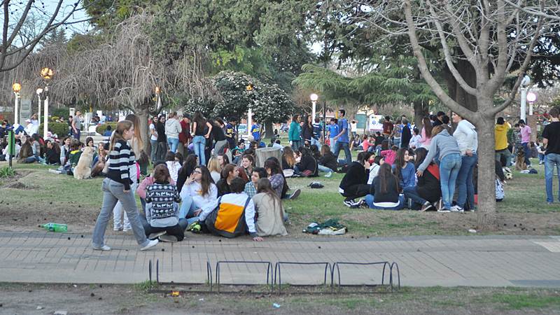 jovenes en la plaza