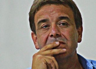 maximino plano camisa azul