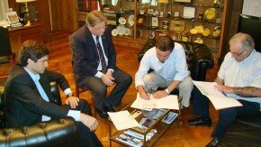El ministro de la Producción durante la entrega de los aportes no reintegrables.FOTO Secretaría de Comunicación Social de la Pcia.