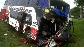 Un colectivo y un camión colisionaron en uno de los accesos a Venado Tuerto. FUENTE Venado 24. FM Dale.