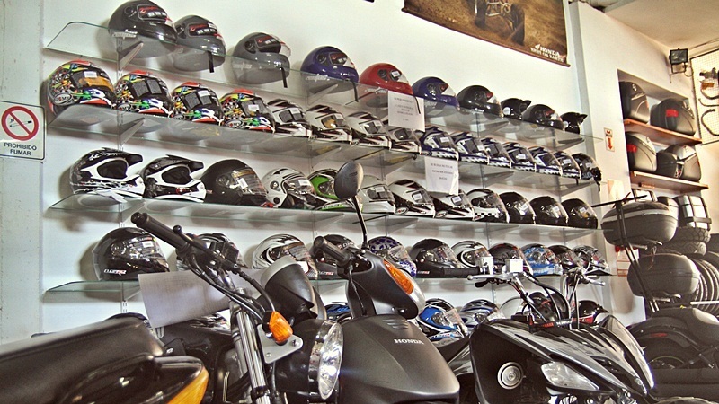 cascos exhibidos con motos