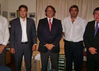 Los concejales al finalizar la reunión con Mayoraz. FOTO Prensa Concejo.