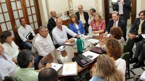 Funcionarios y gremialistas durante la reunión. FOTO Secretaría de Comunicación Social de la Pcia.