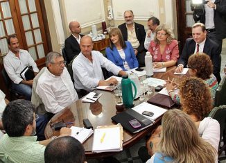 Funcionarios y gremialistas durante la reunión. FOTO Secretaría de Comunicación Social de la Pcia.