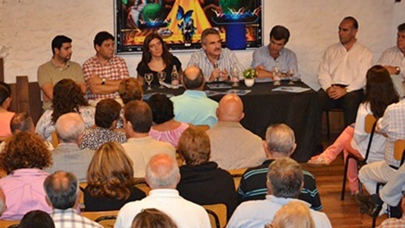 Rossi junto a Freyre y demás dirigentes regionales del PJ. FOTO Venado 24.