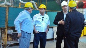 comitiva de adimra recorriendo metalúrgicas de firmat