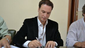 1-Proyecto-en-marcha.-El-senador-Enrico-durante-la-firma-de-convenios-con-Santa-Isabel-y-Teodelina