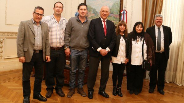 El gobernador entregó un aporte a la escuela N° 157 de Firmat f1