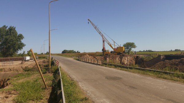 FOTO 1 Trabajos en marcha. Puente sobre la Ruta 93, entre Firmat y Melincué