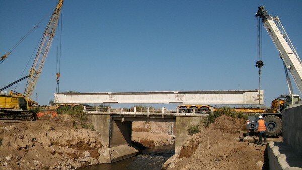 El nuevo puente sigue en marcha. Equipos especiales realizando la instalación de las estructuras