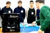 El senador Enrico gestionó una impresora 3D para la escuela técnica de Elortondo