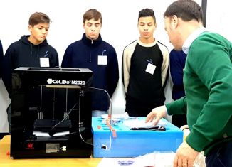 El senador Enrico gestionó una impresora 3D para la escuela técnica de Elortondo
